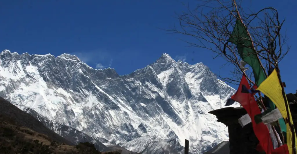 Lhotse Peak By Sumita Roy Dutta (Own work) [CC BY-SA 4.0 (http://creativecommons.org/licenses/by-sa/4.0)], via Wikimedia Commons